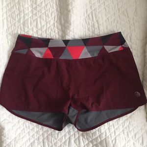 Running shorts with graphic print